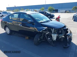 2016 Nissan Versa S z VIN 3N1CN7APXGL828172, wystawiony jako IAAI lot #40830717 z przebiegiem 53 910 mil mil oraz . Historia ofert i sprzedaży dostępna na DreamBid. Obrazek 1.