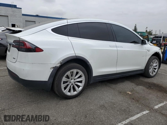 2016 Tesla Model X 70D z VIN 5YJXCAE2XGF003344, wystawiony jako Copart lot #53123305 z przebiegiem 126 052 mil mil oraz Szkody całkowita. Historia ofert i sprzedaży dostępna na DreamBid. Obrazek 3.