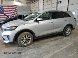 2019 Kia Sorento LX z VIN 5XYPG4A58KG580316, wystawiony jako Copart lot #58495505 z przebiegiem 111 711 mil mil oraz Tytuł czysty. Historia ofert i sprzedaży dostępna na DreamBid. Obrazek 1.
