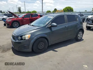 2013 Chevrolet Sonic LS z VIN 1G1JA6SH2D4136905, wystawiony jako Copart lot #55980485 z przebiegiem 176 857 mil mil oraz Nie do naprawy • Non repairable. Historia ofert i sprzedaży dostępna na DreamBid. Obrazek 1.