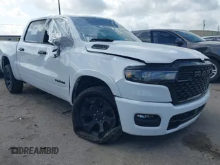 2025 Ram 1500 Big Horn z VIN 1C6SRFFP4SN560686, wystawiony jako IAAI lot #42440831 z przebiegiem 8 382 mil mil oraz . Historia ofert i sprzedaży dostępna na DreamBid. Obrazek 1.