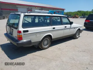 1993 Volvo 240 с VIN YV1AW8803P1949546, выставлен на аукционе IAAI как лот 42411136 с пробегом 225 859 миль миль и . История ставок и продаж доступна на DreamBid. Изображение 4.