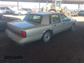 1997 Lincoln Town Car Executive z VIN 1LNLM81W6VY743706, wystawiony jako IAAI lot #41994092 z przebiegiem 265 604 mil mil oraz . Historia ofert i sprzedaży dostępna na DreamBid. Obrazek 4.