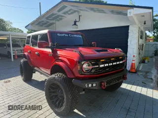 2024 Ford Bronco Big Bend z VIN 1FMDE7BH2RLA76597, wystawiony jako Copart lot #57521675 z przebiegiem 1400 mil mil oraz Tytuł czysty. Historia ofert i sprzedaży dostępna na DreamBid. Obrazek 1.