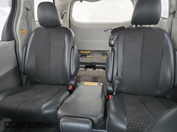 2013 Toyota Sienna SE z VIN 5TDXK3DC1DS363215, wystawiony jako Copart lot #43963015 z przebiegiem Nie podano mil oraz Szkoda całkowita • Salvage title. Historia ofert i sprzedaży dostępna na DreamBid. Obrazek 10.