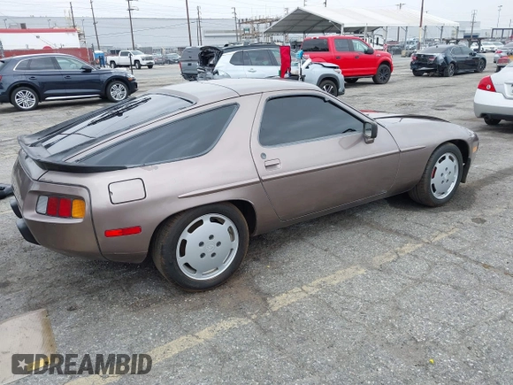1983 Porsche 928 z VIN WP0JB0928DS860094, wystawiony jako IAAI lot #42106022 z przebiegiem 121 873 mil mil oraz . Historia ofert i sprzedaży dostępna na DreamBid. Obrazek 4.