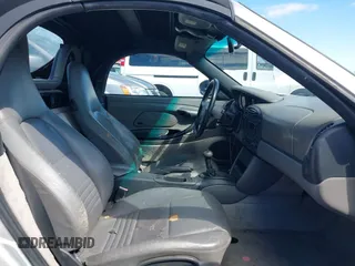 1999 Porsche Boxster z VIN WP0CA2989XU627152, wystawiony jako IAAI lot #41805432 z przebiegiem 112 380 mil mil oraz . Historia ofert i sprzedaży dostępna na DreamBid. Obrazek 5.