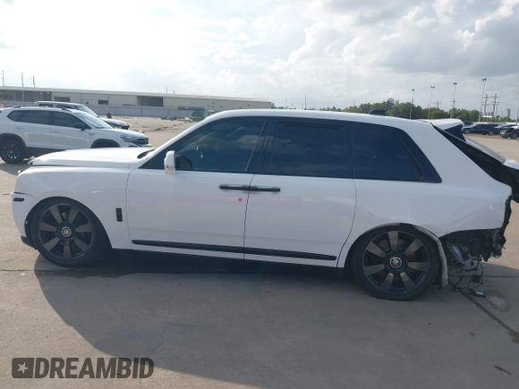 2020 Rolls-Royce Cullinan z VIN SLATV4C05LU200555, wystawiony jako IAAI lot #40801902 z przebiegiem 30 397 mil mil oraz . Historia ofert i sprzedaży dostępna na DreamBid. Obrazek 15.