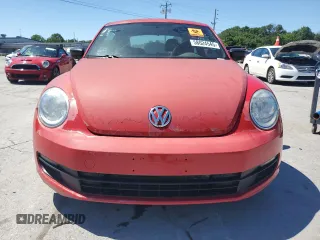 2014 Volkswagen Beetle Entry z VIN 3VWF17AT9EM641562, wystawiony jako Copart lot #58024545 z przebiegiem 109 744 mil mil oraz Tytuł czysty. Historia ofert i sprzedaży dostępna na DreamBid. Obrazek 5.