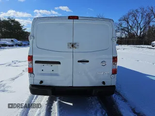 2017 Nissan NV Cargo S z VIN 1N6BF0KM4HN803610, wystawiony jako Copart lot #86592134 z przebiegiem 152 375 mil mil oraz Czysty tytuł • Clean title. Historia ofert i sprzedaży dostępna na DreamBid. Obrazek 6.