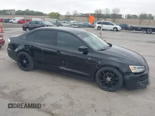 2014 Volkswagen Jetta SE z VIN 3VWD17AJ7EM388375, wystawiony jako IAAI lot #42144779 z przebiegiem 104 801 mil mil oraz . Historia ofert i sprzedaży dostępna na DreamBid. Obrazek 14.