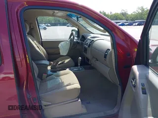 2008 Nissan Frontier SE z VIN 1N6AD07U78C441617, wystawiony jako IAAI lot #42146120 z przebiegiem 161 303 mil mil oraz . Historia ofert i sprzedaży dostępna na DreamBid. Obrazek 5.