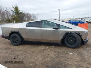 2024 Tesla Cybertruck z VIN 7G2CEHED6RA042416, wystawiony jako IAAI lot #41324245 z przebiegiem 332 mil mil oraz . Historia ofert i sprzedaży dostępna na DreamBid. Obrazek 13.