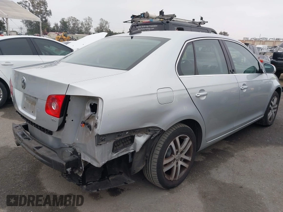 2005 Volkswagen Jetta z VIN 3VWDG71K85M603060, wystawiony jako IAAI lot #42106030 z przebiegiem 152 666 mil mil oraz . Historia ofert i sprzedaży dostępna na DreamBid. Obrazek 4.