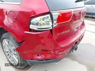 2011 Lincoln MKX z VIN 2LMDJ8JK8BBJ20739, wystawiony jako IAAI lot #41956364 z przebiegiem 125 474 mil mil oraz . Historia ofert i sprzedaży dostępna na DreamBid. Obrazek 6.