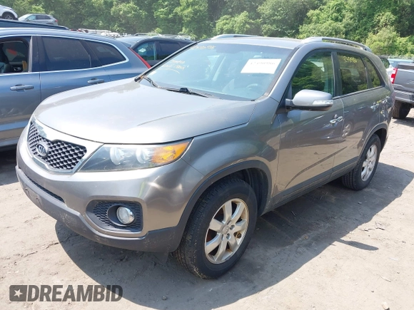 2013 Kia Sorento LX with VIN 5XYKT3A64DG363258, listed as a IAAI auction lot 42490986 with 215,694 mi miles and . Bid and sale history available at DreamBid. Image 2.