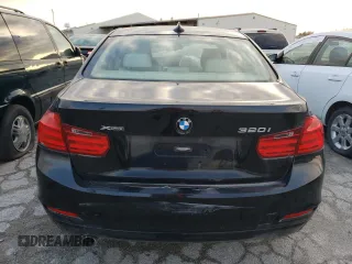 2013 BMW 3 Series 320i xDrive z VIN WBA3C3C56DF980153, wystawiony jako Copart lot #51377753 z przebiegiem Nie podano mil oraz Nie do naprawy • Non repairable. Historia ofert i sprzedaży dostępna na DreamBid. Obrazek 6.
