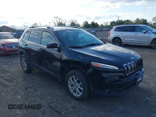 2018 Jeep Cherokee Latitude Tech Connect z VIN 1C4PJLCB1JD567998, wystawiony jako IAAI lot #42042545 z przebiegiem 111 641 mil mil oraz . Historia ofert i sprzedaży dostępna na DreamBid. Obrazek 1.