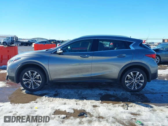 2018 Infiniti QX30 Premium z VIN SJKCH5CR7JA047290, wystawiony jako IAAI lot #41270760 z przebiegiem 72 169 mil mil oraz . Historia ofert i sprzedaży dostępna na DreamBid. Obrazek 14.