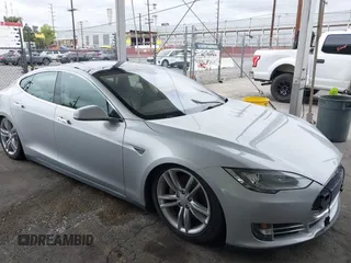 2014 Tesla Model S 60 z VIN 5YJSA1H12EFP32213, wystawiony jako IAAI lot #42194085 z przebiegiem 56 071 mil mil oraz . Historia ofert i sprzedaży dostępna na DreamBid. Obrazek 1.