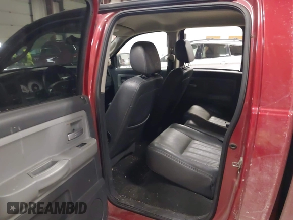 2008 Dodge Dakota Laramie z VIN 1D7HW58N98S634217, wystawiony jako IAAI lot #41739357 z przebiegiem 263 329 mil mil oraz . Historia ofert i sprzedaży dostępna na DreamBid. Obrazek 8.