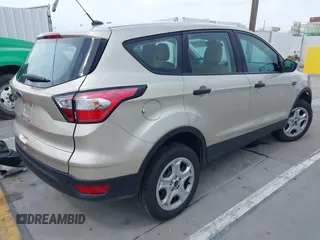 2018 Ford Escape S z VIN 1FMCU0F76JUA99595, wystawiony jako IAAI lot #42369434 z przebiegiem 19 207 mil mil oraz . Historia ofert i sprzedaży dostępna na DreamBid. Obrazek 4.