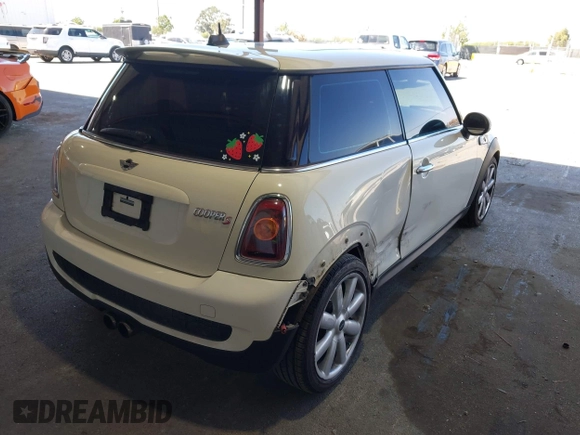 2009 MINI Hardtop S с VIN WMWMF73509TW82449, выставлен на аукционе IAAI как лот 42304286 с пробегом Не указан миль и . История ставок и продаж доступна на DreamBid. Изображение 4.