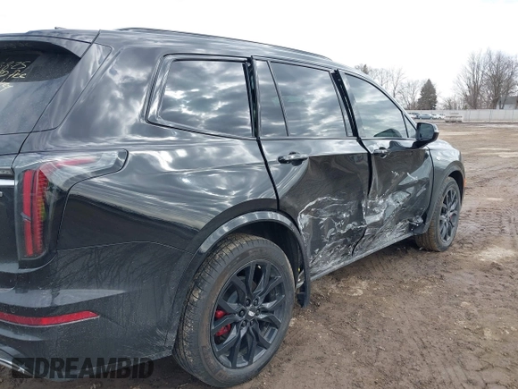 2024 Cadillac XT6 AWD Sport z VIN 1GYKPHRS8RZ750238, wystawiony jako IAAI lot #41769814 z przebiegiem 3 600 mil mil oraz . Historia ofert i sprzedaży dostępna na DreamBid. Obrazek 18.