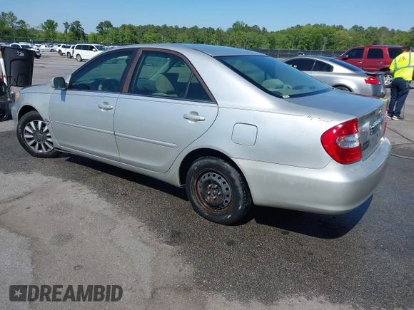 2004 Toyota Camry LE with VIN 4T1BE32K04U319290, listed as a IAAI auction lot 42019125 with 304,666 mi miles. Bid and sale history available at carsss.com. Image 3.