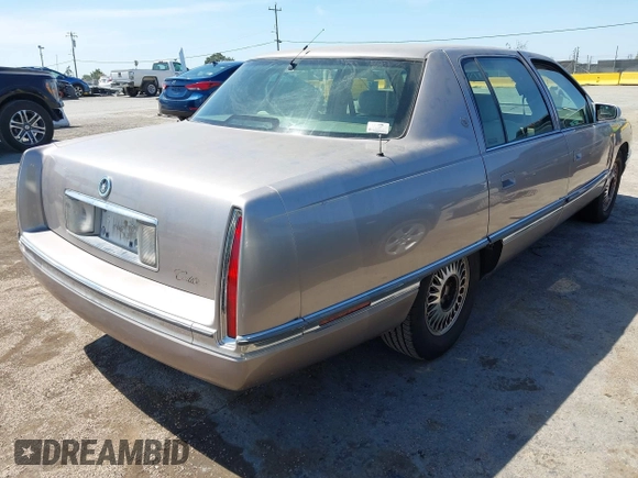 1995 Cadillac DeVille z VIN 1G6KD52B8SU251727, wystawiony jako IAAI lot #42479284 z przebiegiem 104 080 mil mil oraz . Historia ofert i sprzedaży dostępna na DreamBid. Obrazek 4.
