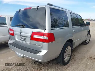 2011 Lincoln Navigator z VIN 5LMJJ2H56BEJ00020, wystawiony jako IAAI lot #41821157 z przebiegiem 143 284 mil mil oraz . Historia ofert i sprzedaży dostępna na DreamBid. Obrazek 4.
