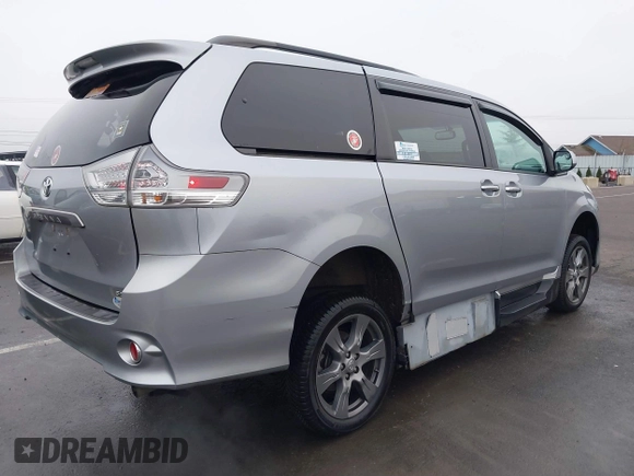 2017 Toyota Sienna SE with VIN 5TDXZ3DC4HS806247, listed as a IAAI auction lot 41323320 with 18,212 mi miles and . Bid and sale history available at DreamBid. Image 4.