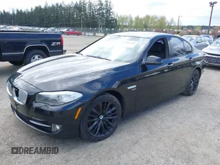 2012 BMW 5 Series 550i xDrive z VIN WBAFU9C55CC787098, wystawiony jako IAAI lot #42031582 z przebiegiem 87 095 mil mil oraz . Historia ofert i sprzedaży dostępna na DreamBid. Obrazek 2.
