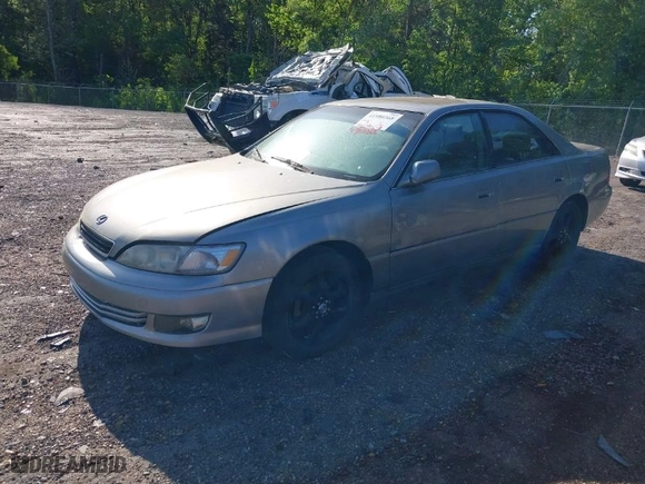2000 Lexus ES 300 with VIN JT8BF28G1Y0272667, listed as a IAAI auction lot 41980368 with 186,638 mi miles. Bid and sale history available at carsss.com. Image 2.