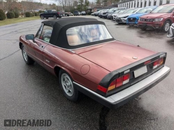 1988 Alfa Romeo Spider z VIN ZARBC5767J1056025, wystawiony jako Copart lot #58116455 z przebiegiem 78 443 mil mil oraz Czysty tytuł • Clean title. Historia ofert i sprzedaży dostępna na DreamBid. Obrazek 3.