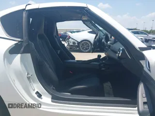 2021 Mazda MX-5 Miata Grand Touring z VIN JM1NDAM71M0457011, wystawiony jako IAAI lot #42427652 z przebiegiem 4 045 mil mil oraz . Historia ofert i sprzedaży dostępna na DreamBid. Obrazek 5.