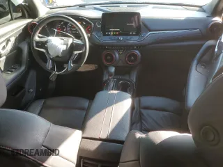 2024 Chevrolet Blazer RS z VIN 3GNKBERS8RS175601, wystawiony jako Copart lot #49354415 z przebiegiem 20 031 mil mil oraz Szkoda całkowita • Salvage title. Historia ofert i sprzedaży dostępna na DreamBid. Obrazek 8.