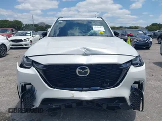 2025 Mazda CX-70 Premium Plus z VIN JM3KJEHA6S1103427, wystawiony jako IAAI lot #42108563 z przebiegiem 3741 mil mil oraz . Historia ofert i sprzedaży dostępna na DreamBid. Obrazek 6.