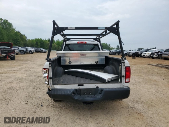 2018 Ram 1500 Tradesman z VIN 3C6JR6DT9JG291605, wystawiony jako Copart lot #51995945 z przebiegiem 83 946 mil mil oraz Szkoda całkowita • Salvage title. Historia ofert i sprzedaży dostępna na DreamBid. Obrazek 6.