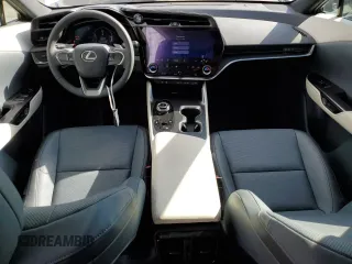2023 Lexus RZ 450e Premium z VIN JTJAAAAB7PA021503, wystawiony jako Copart lot #41259754 z przebiegiem 1150 mil mil oraz . Historia ofert i sprzedaży dostępna na DreamBid. Obrazek 8.