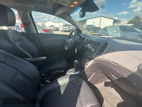 2012 Chevrolet Sonic LTZ z VIN 1G1JE6SH5C4133693, wystawiony jako Copart lot #45226865 z przebiegiem 142 151 mil mil oraz Czysty tytuł • Clean title. Historia ofert i sprzedaży dostępna na DreamBid. Obrazek 5.