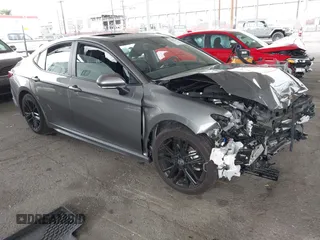 2025 Toyota Camry LE z VIN 4T1DAACK2SU527028, wystawiony jako IAAI lot #41896412 z przebiegiem 14 383 mil mil oraz . Historia ofert i sprzedaży dostępna na DreamBid. Obrazek 1.