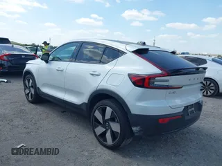 2024 Volvo C40 Plus z VIN YV4ER3GL0R2104189, wystawiony jako IAAI lot #42113357 z przebiegiem 8 686 mil mil oraz . Historia ofert i sprzedaży dostępna na DreamBid. Obrazek 3.