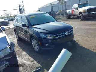 2013 Volkswagen Tiguan SEL z VIN WVGBV7AX9DW548950, wystawiony jako IAAI lot #41965047 z przebiegiem 130 629 mil mil oraz . Historia ofert i sprzedaży dostępna na DreamBid. Obrazek 1.