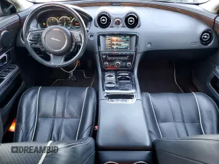 2015 Jaguar XJ Portfolio z VIN SAJWJ2GD9F8V81151, wystawiony jako Copart lot #45724765 z przebiegiem 77 392 mil mil oraz Szkoda całkowita • Salvage title. Historia ofert i sprzedaży dostępna na DreamBid. Obrazek 8.