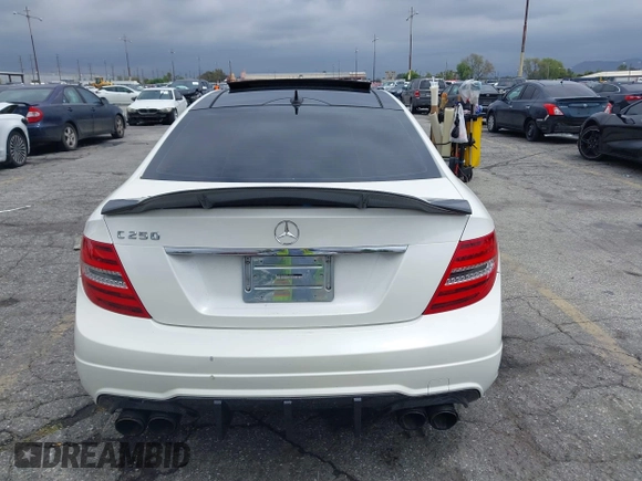 2014 Mercedes-Benz C 250 z VIN WDDGJ4HB6EG184292, wystawiony jako IAAI lot #42183329 z przebiegiem 122 449 mil mil oraz . Historia ofert i sprzedaży dostępna na DreamBid. Obrazek 17.