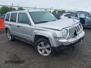2011 Jeep Patriot Latitude z VIN 1J4NF1GBXBD129029, wystawiony jako IAAI lot #42366513 z przebiegiem 132 053 mil mil oraz . Historia ofert i sprzedaży dostępna na DreamBid. Obrazek 1.