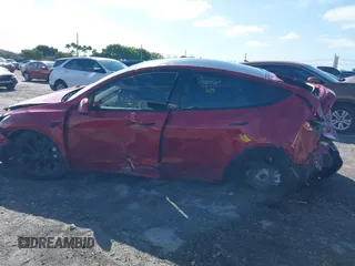 2022 Tesla Model Y Long Range z VIN 7SAYGDEE1NF385414, wystawiony jako IAAI lot #41660542 z przebiegiem 54 075 mil mil oraz . Historia ofert i sprzedaży dostępna na DreamBid. Obrazek 14.