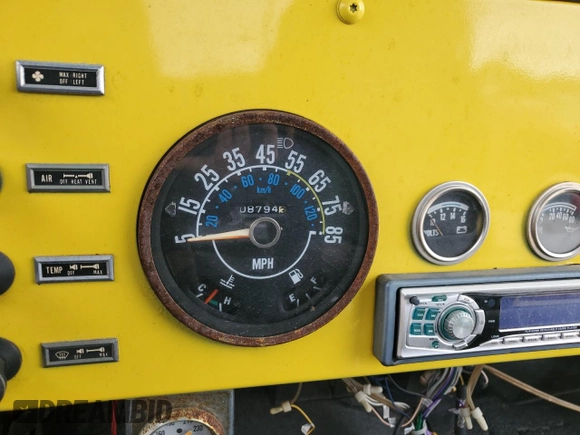 1983 Jeep CJ z VIN 1JCCM87AXDT028695, wystawiony jako Copart lot #74812184 z przebiegiem Nie podano mil oraz Szkoda całkowita • Salvage title. Historia ofert i sprzedaży dostępna na DreamBid. Obrazek 9.