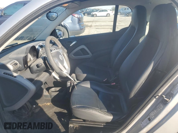 2010 Smart fortwo Pure z VIN WMEEJ3BA8AK361154, wystawiony jako Copart lot #50492125 z przebiegiem 101 864 mil mil oraz Szkoda całkowita • Salvage title. Historia ofert i sprzedaży dostępna na DreamBid. Obrazek 7.